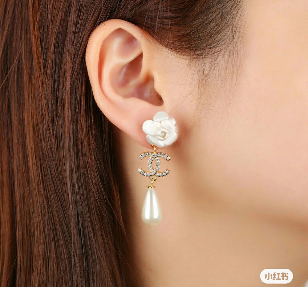 Chanel Flower Pearl 18K Gold Earrings
