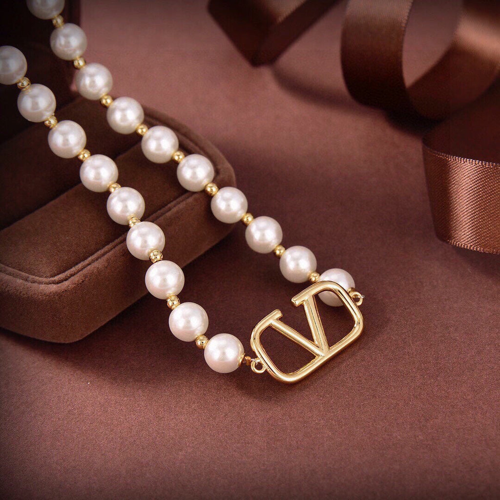 VLogo Pearls Choker 18K Gold Necklace